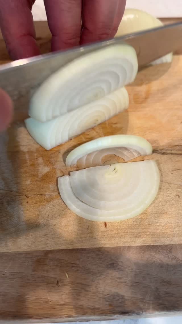 Leftover brisket? Say less.

Turn that smoky goodness into a Texas style bowl of red chili loaded with rich, slow simmered flavor and just the right kick of heat. Served over fluffy rice and finished with fresh cilantro for that pop of brightness.

Smoky. Beefy. Bold.
This is the kind of bowl that warms you up from the inside out. 

Brisket: @snakeriverfarms 
Dutch Oven: Marcellin from @bespokepost 

#TeamSRF #brisket #bbq #chili #BespokePost