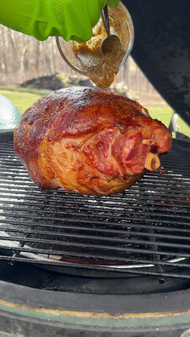 @snakeriverfarms Kurobuta ham on the Big Green Egg, kissed with smoke and glazed in maple bourbon mustard. This is how you elevate ham!

#thesrfexperience #TeamSRF #BigGreenEgg #BGETeamGreen #ham